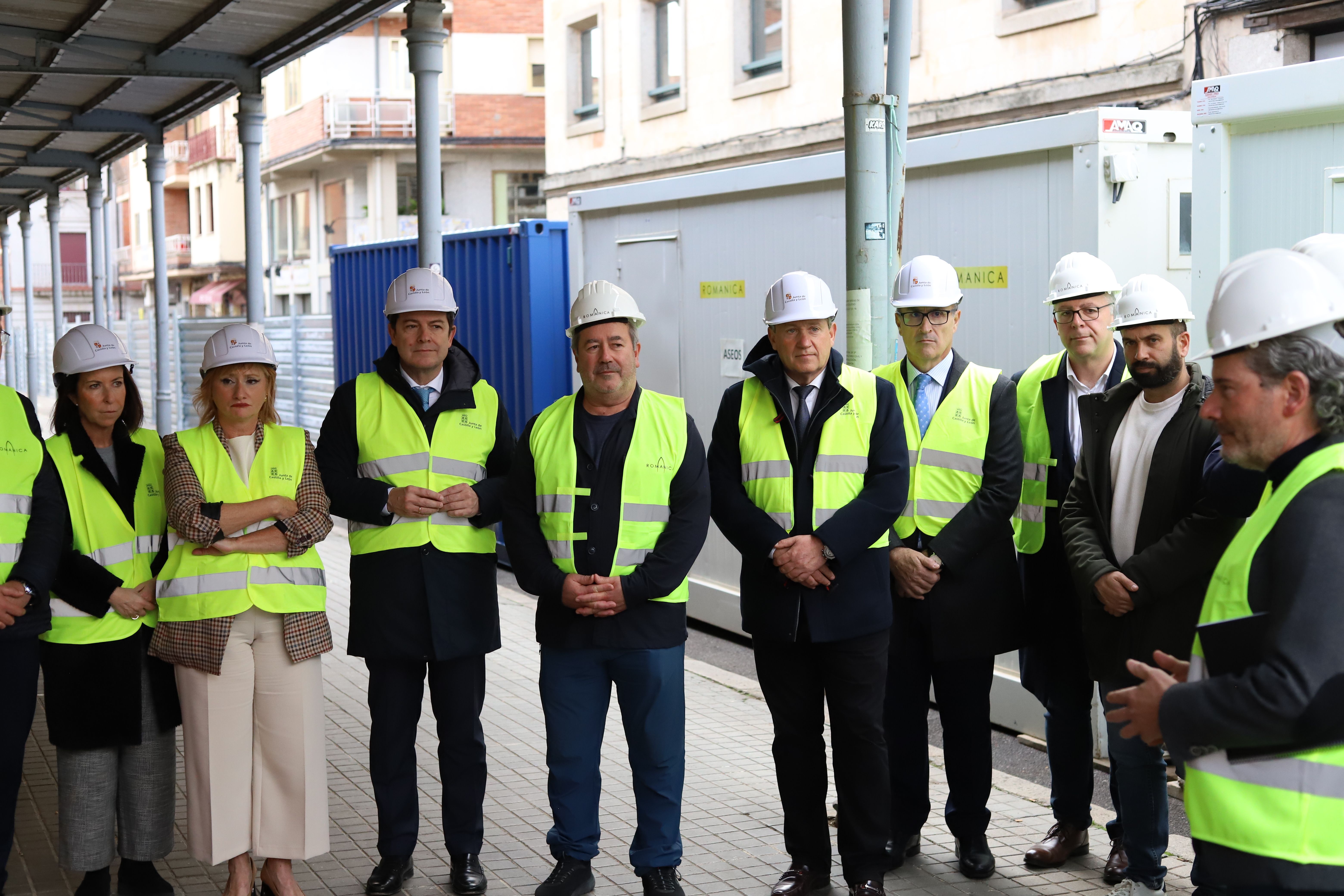 Visita de Alfonso Fernández Mañueco a las obras del Mercado de Abastos