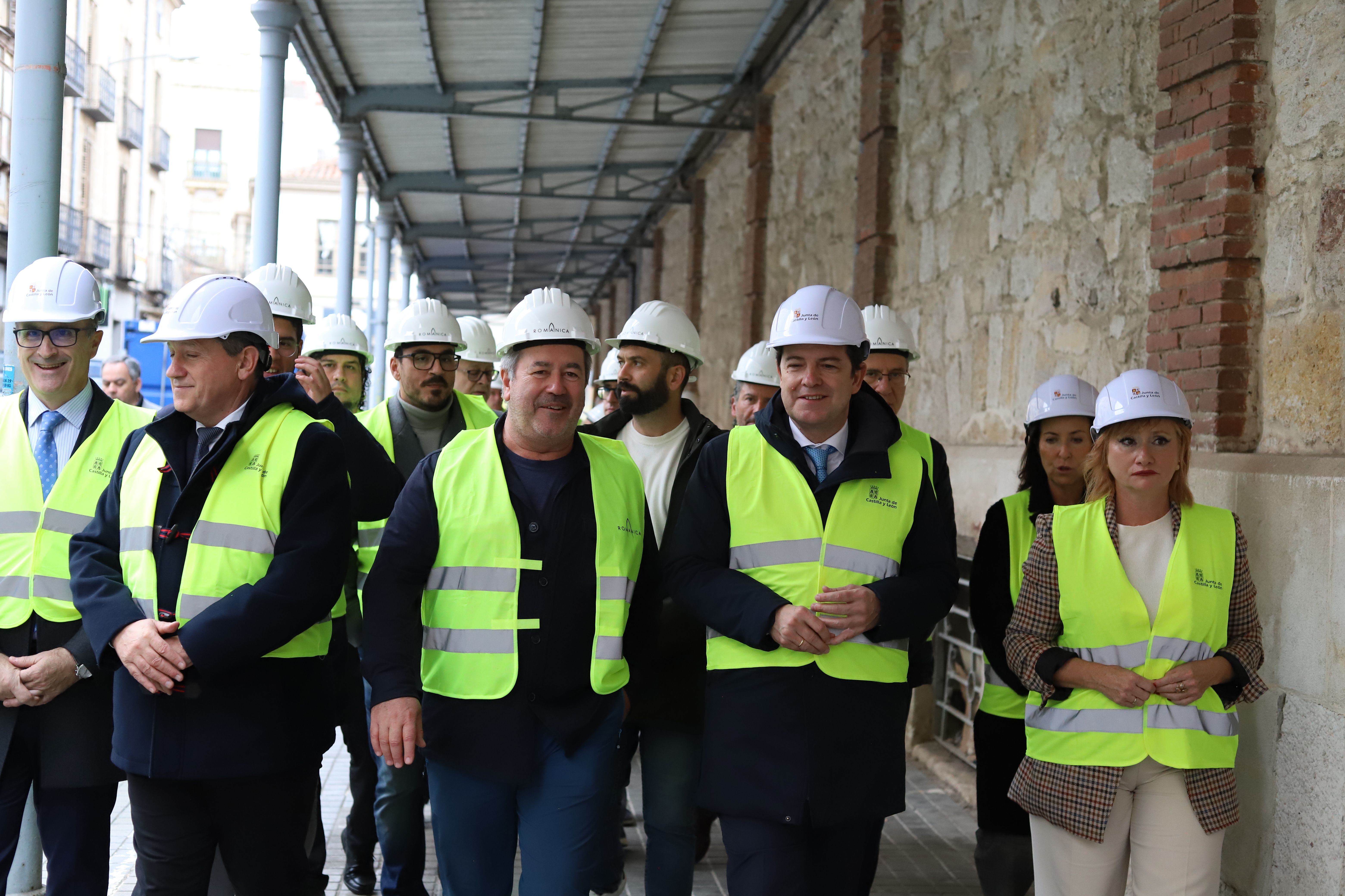 Visita de Alfonso Fernández Mañueco a las obras del Mercado de Abastos