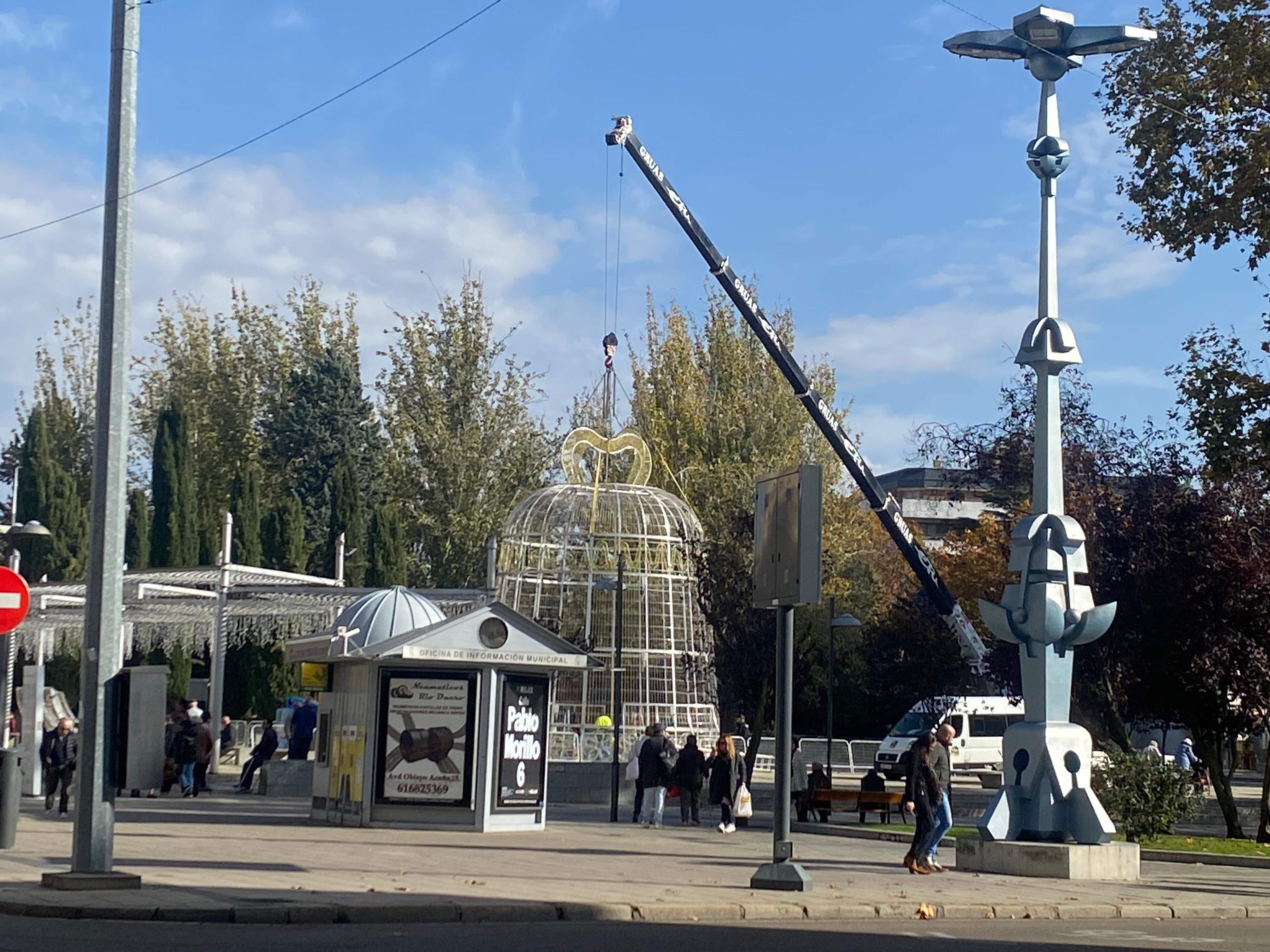 Imagen de la instalación de los elementos decorativos en la Plaza Marina