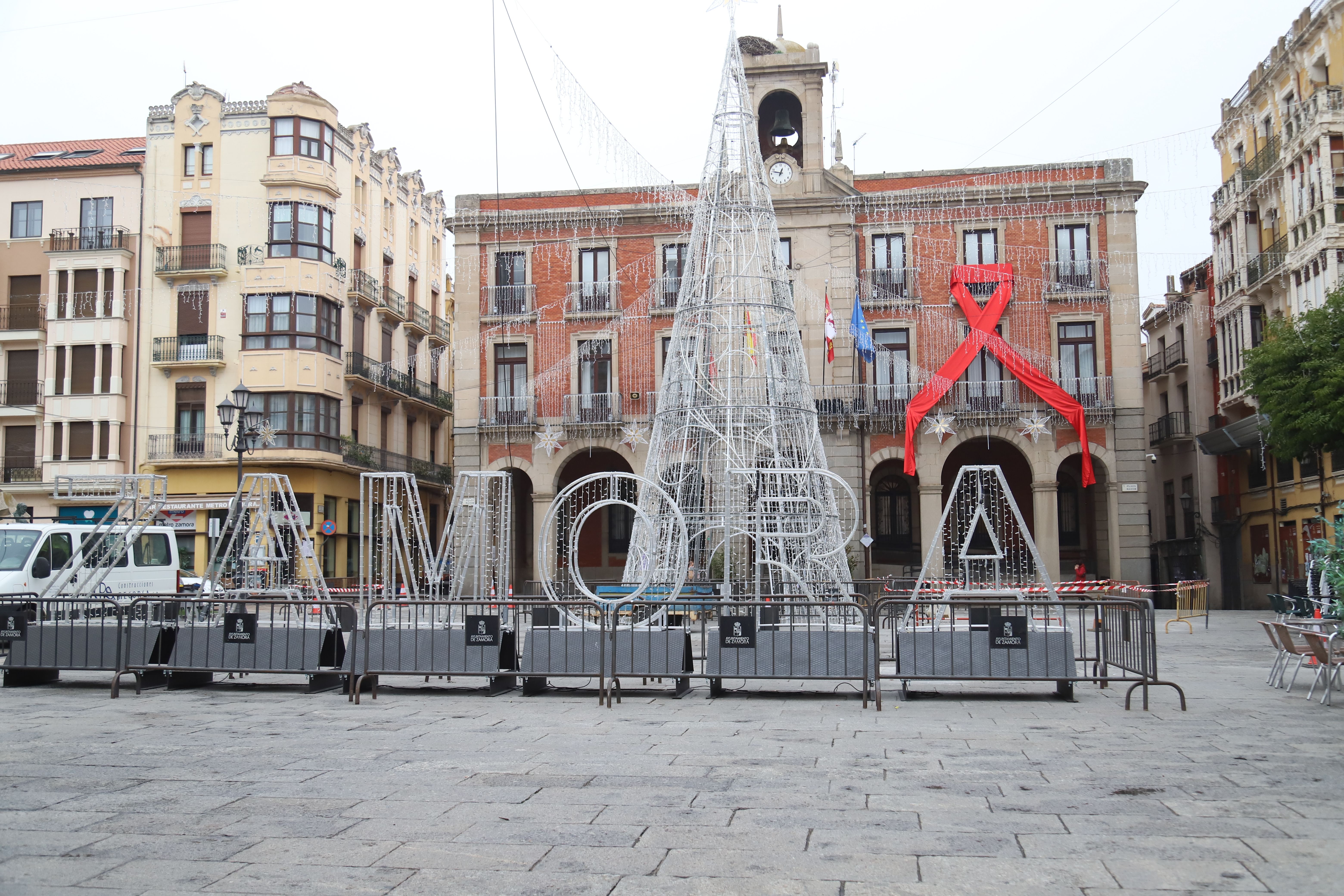 Imagen de los adornos ya instalados en la Plaza Mayor 