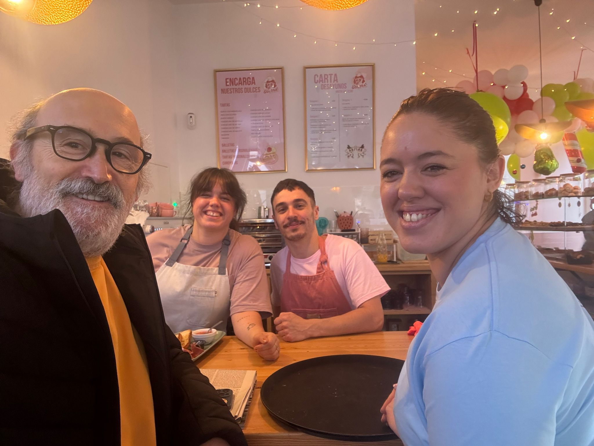 El actor Javier Cámara se da un baño de masas desayunando en Zamora 