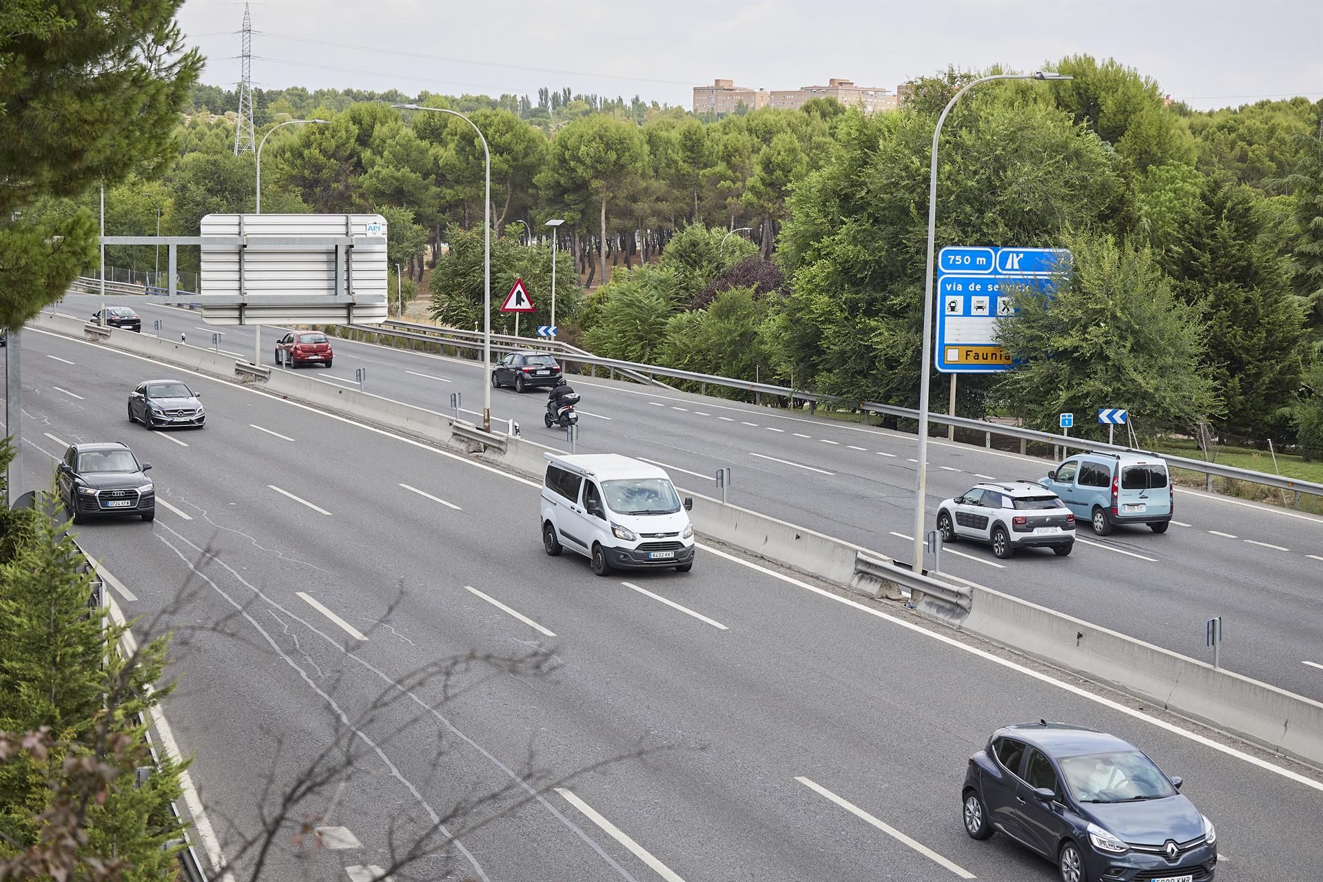 Vehículos circulan por carretera. Operación de tráfico. Jesús Hellín - Europa Press - Archivo