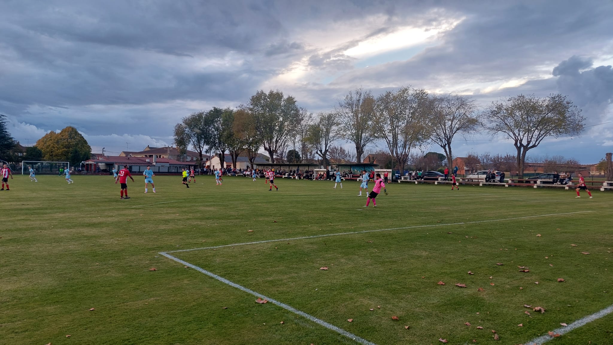 Un instante de un encuentro entre Villalpando y Atlético Sanabria en la Provincial de Aficiionados