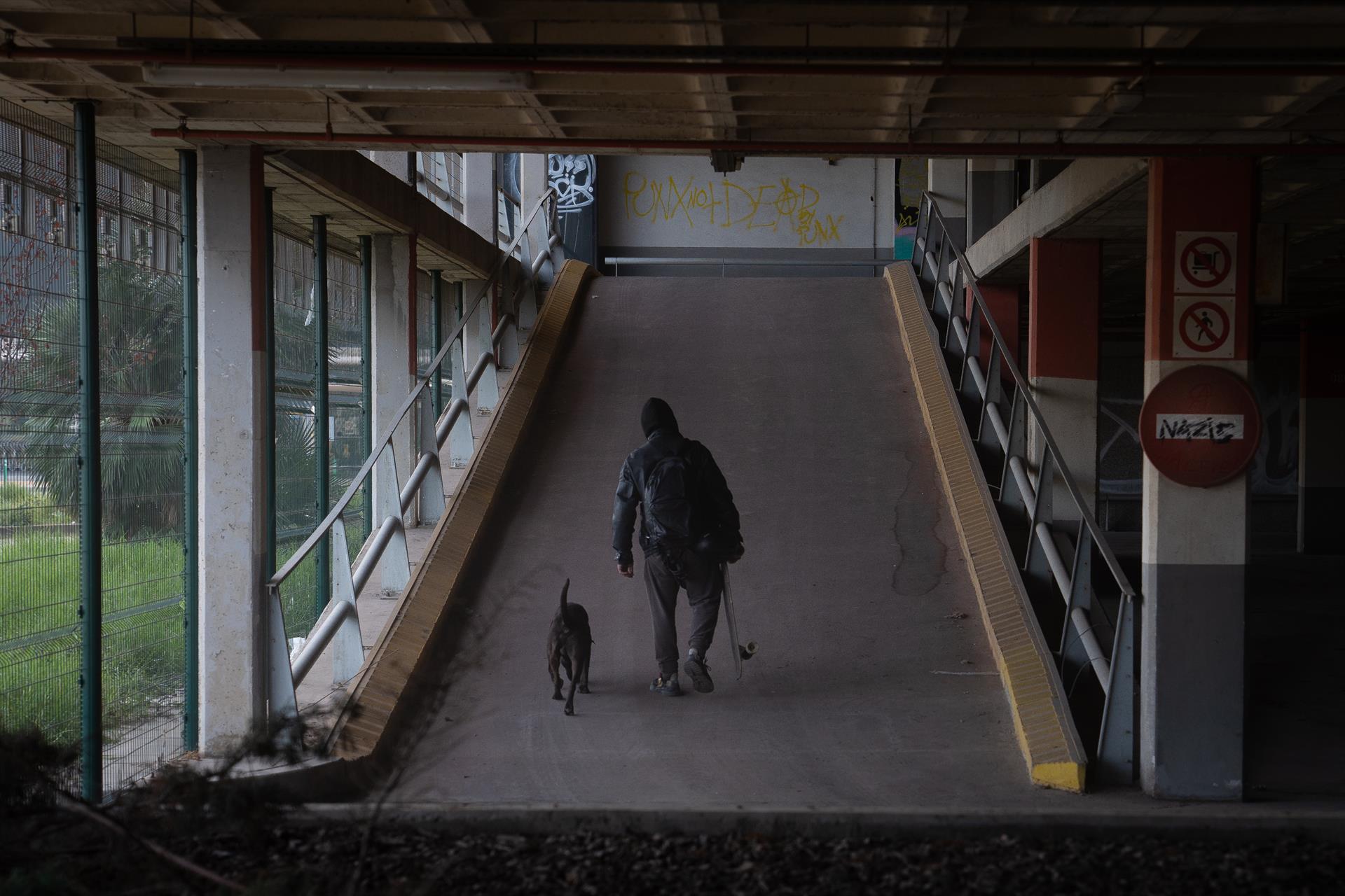 Una persona sin hogar con un perro en Barcelona.   David Zorrakino   Europa Press   Archivo