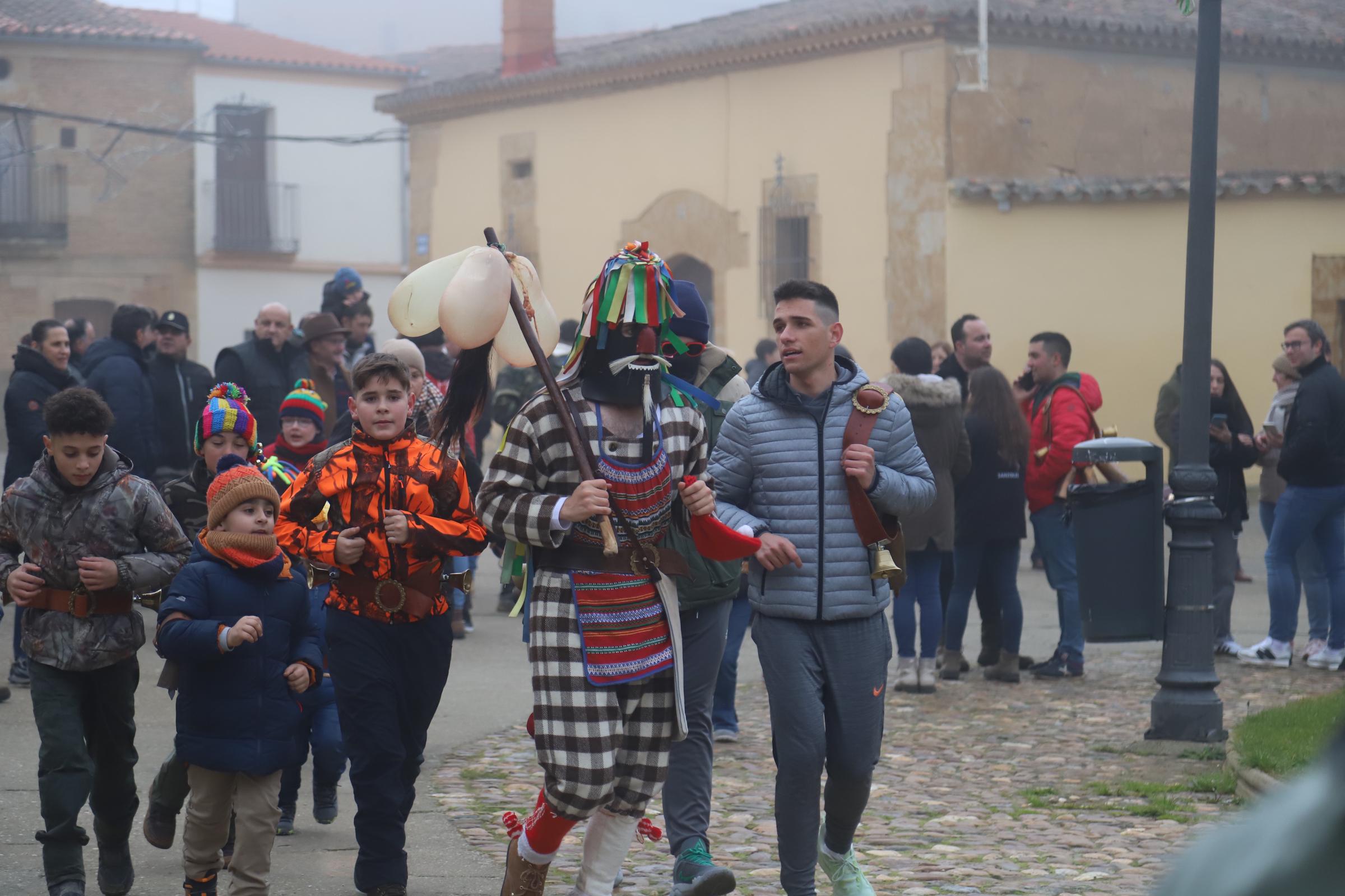 El Zangarrón de Sanzoles emerge entre la niebla 