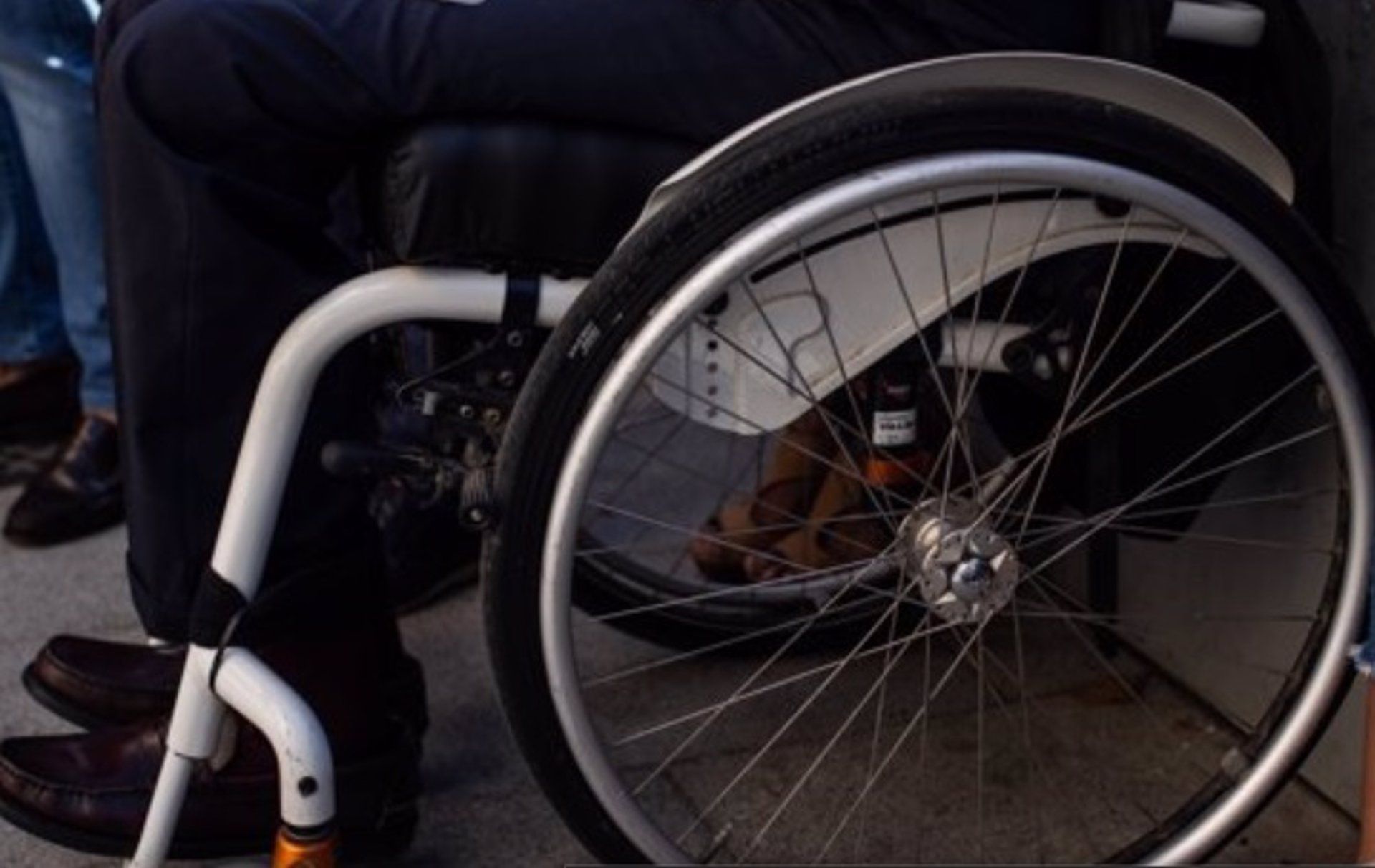  Imagen de recurso de un hombre en silla de ruedas - ALEJANDRO MARTÍNEZ/EUROPA PRESS - Archivo