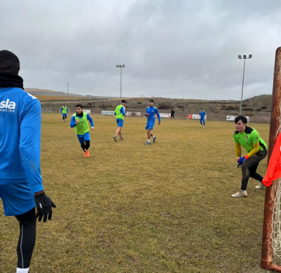 Daniel, portero del Moraleja CF, en dinámica con el primer equipo del Villaralbo