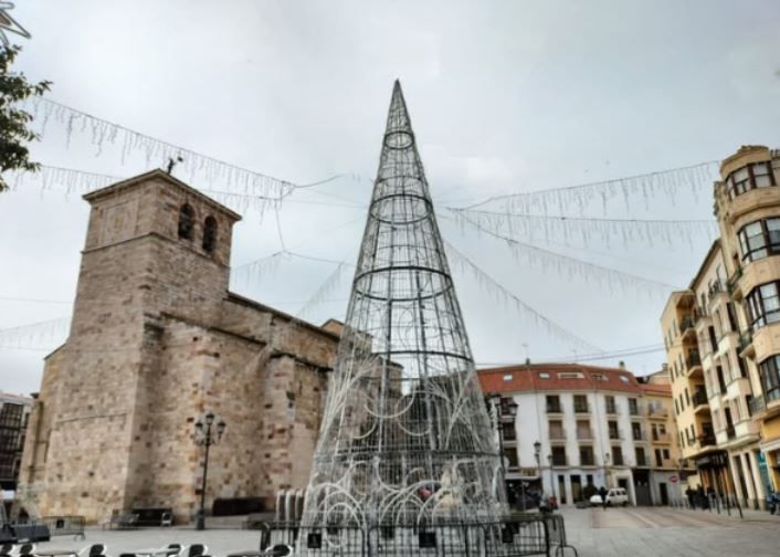 Inocentada roban la estrella del árbol de Navidad de la Plaza Mayor de Zamora. Jesús Calvo Fernández.