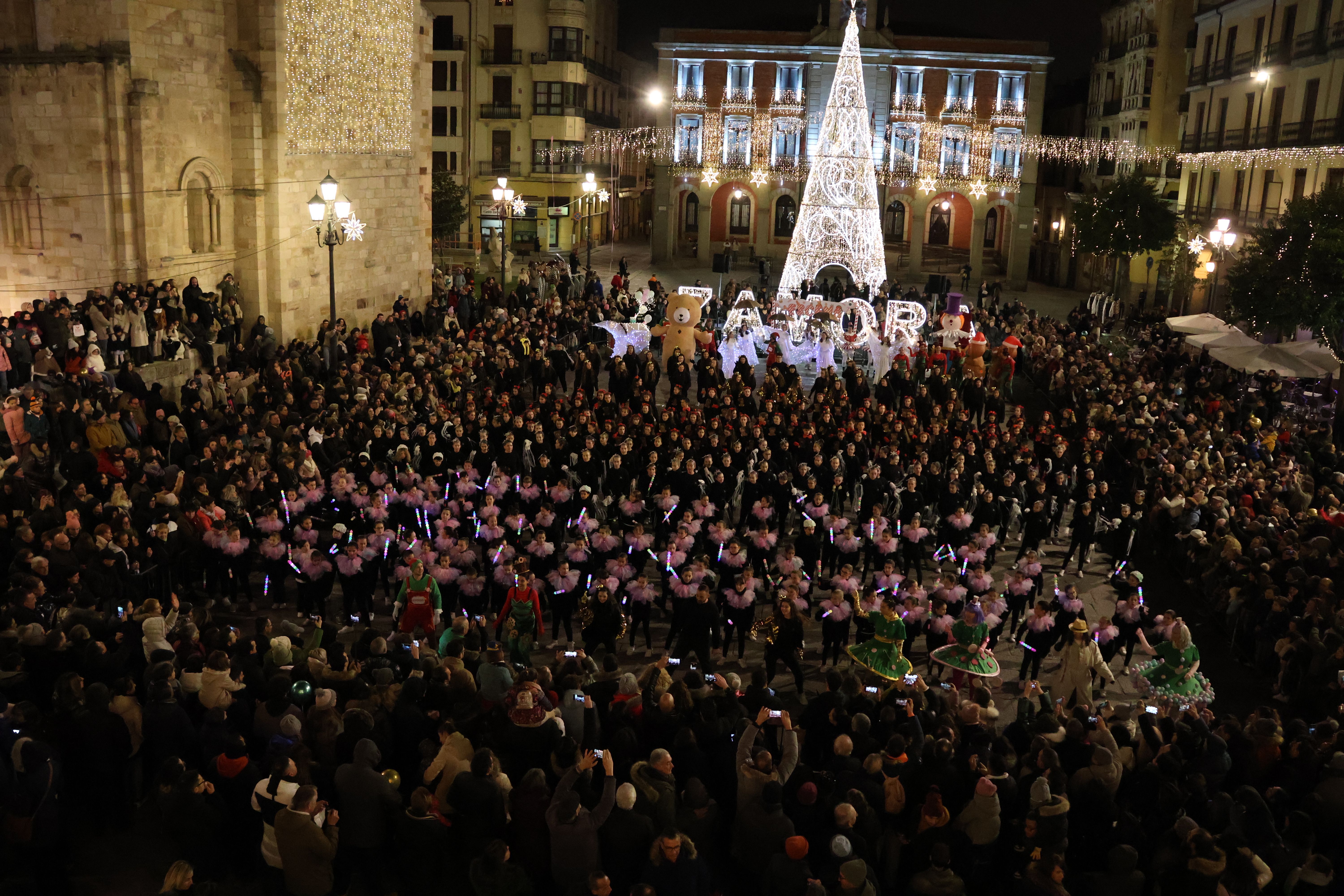 Pasacalles navideño de la escuela de baile Escena 