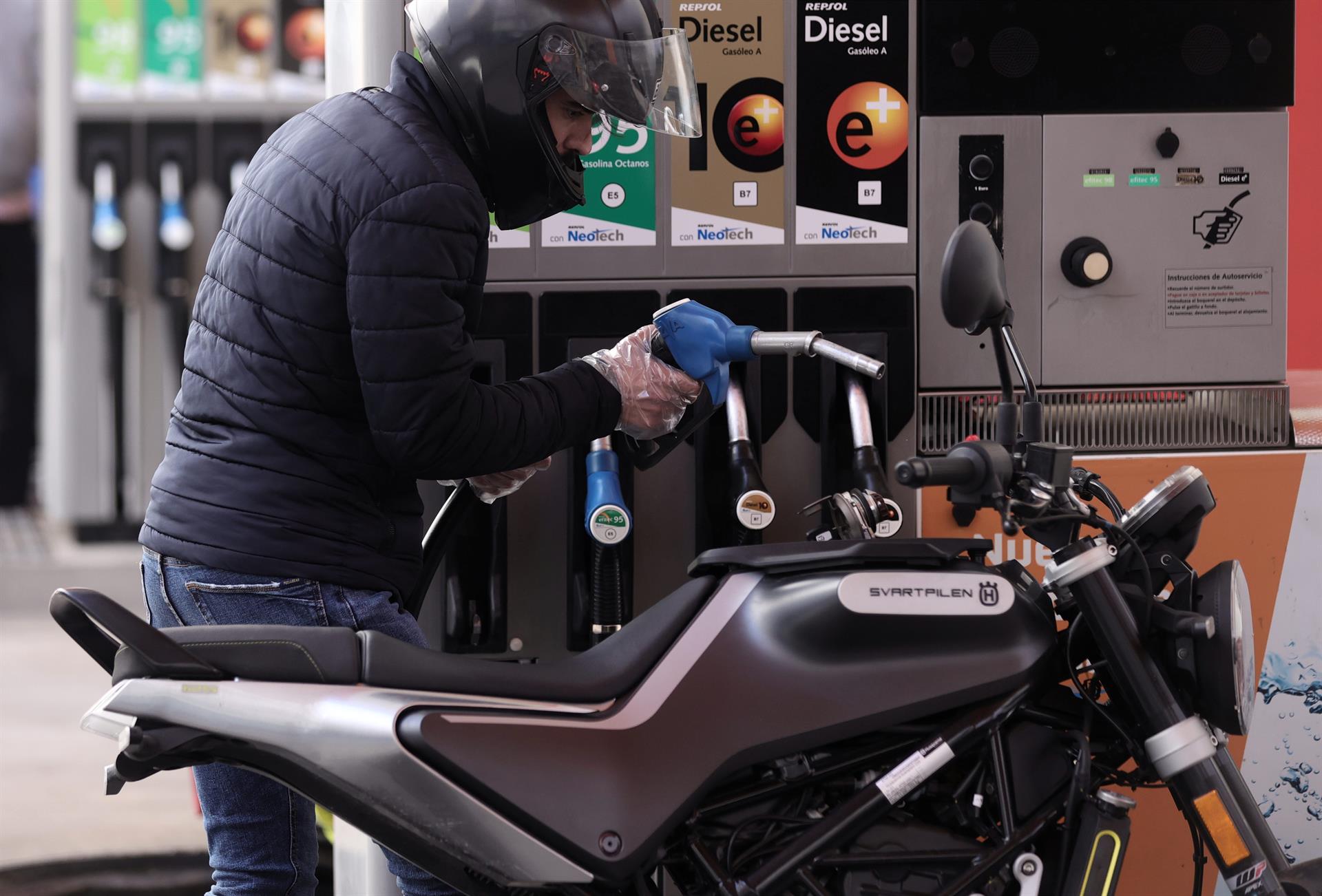 Un hombre llena el depósito de su moto   Eduardo Parra   Europa Press   Archivo