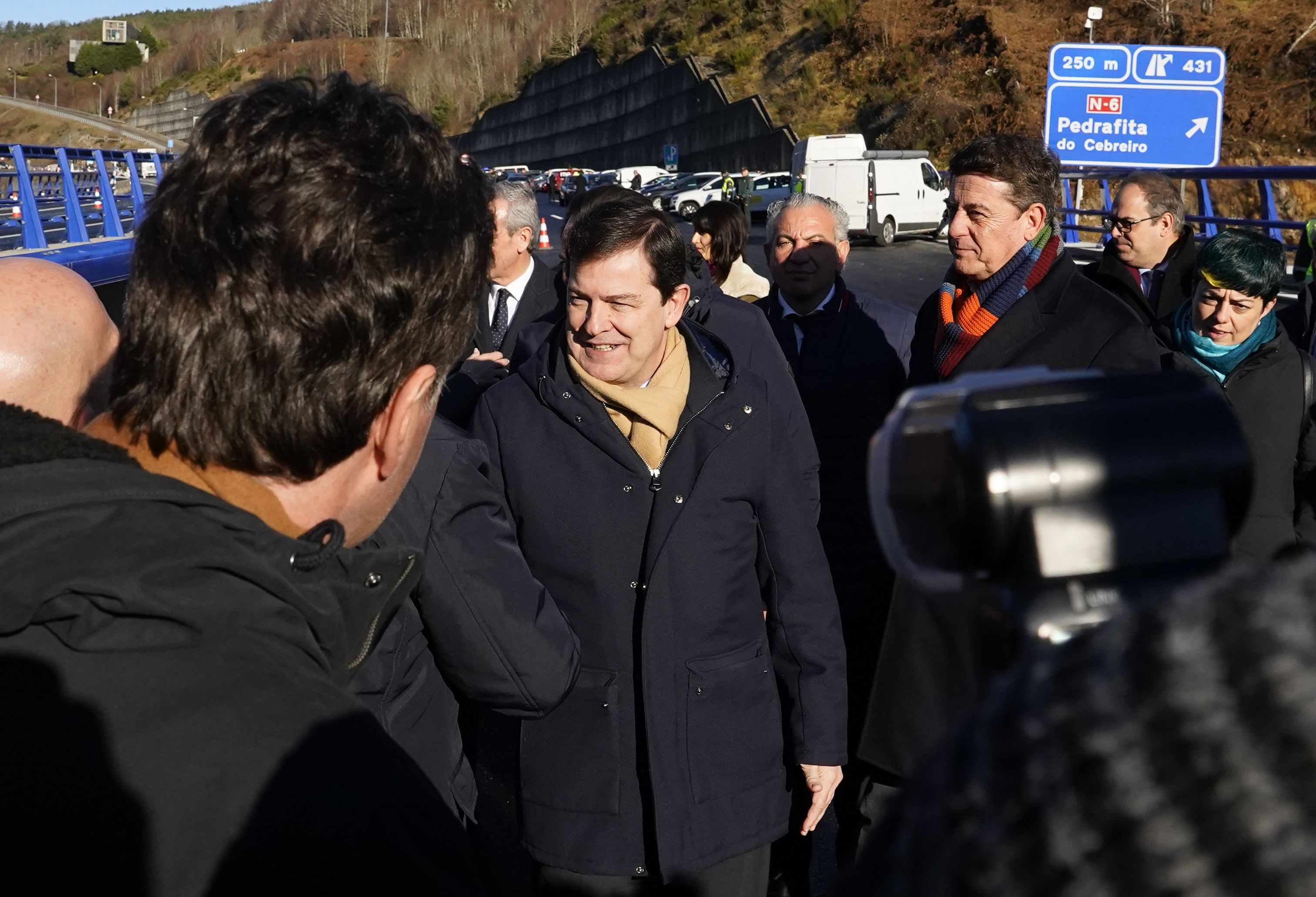 El presidente de la Junta de Castilla y León, Alfonso Fernández Mañueco, durante el acto de puesta en servicio del nuevo viaducto de ‘El Castro’ de la A-6 entre las comunidades de Galicia y Castilla y León