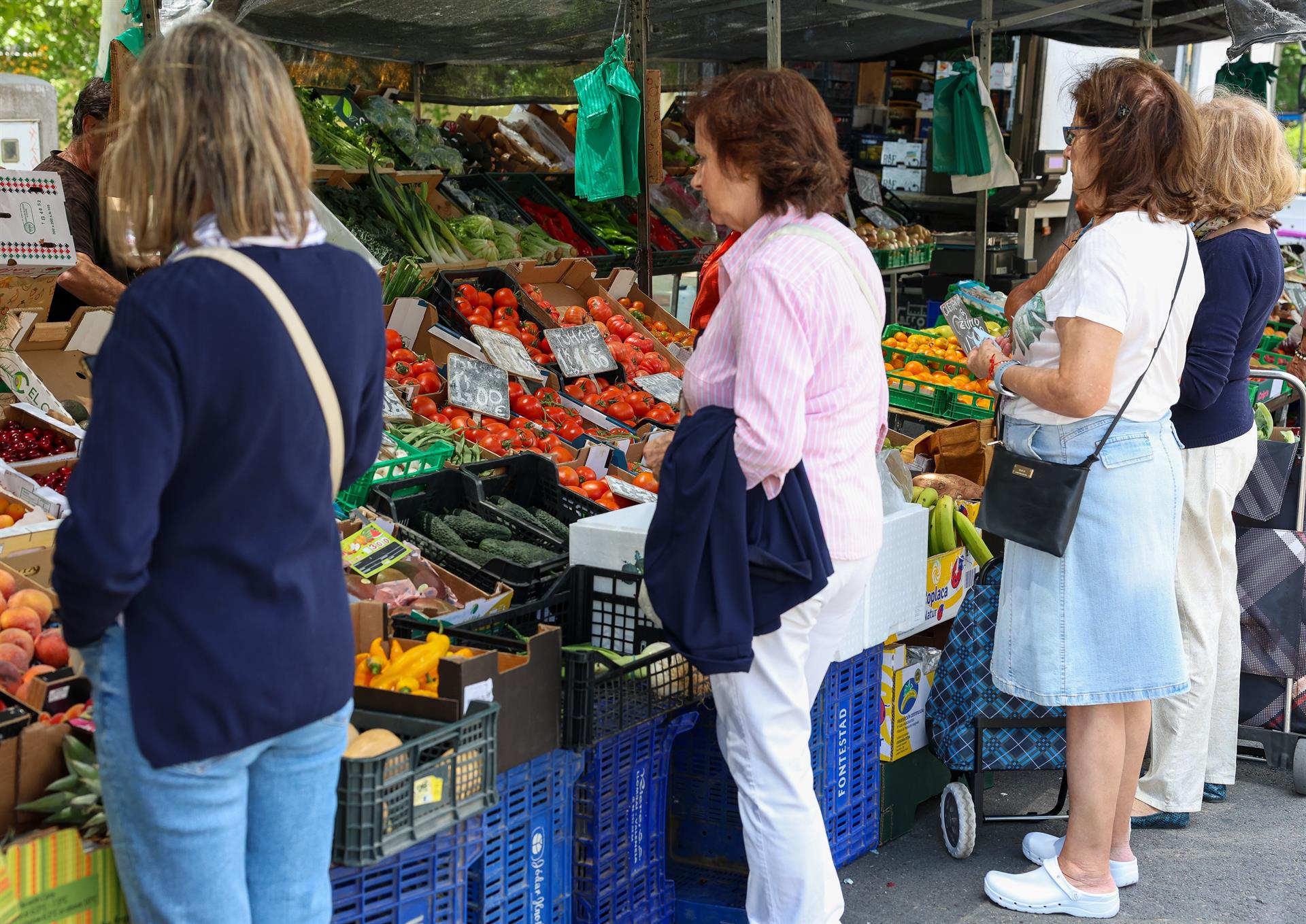 Varias personas esperan en un mercado de la Comunidad de Madrid, a 12 de junio de 2024, en Madrid (España). - Marta Fernández Jara - Europa Press - Archivo