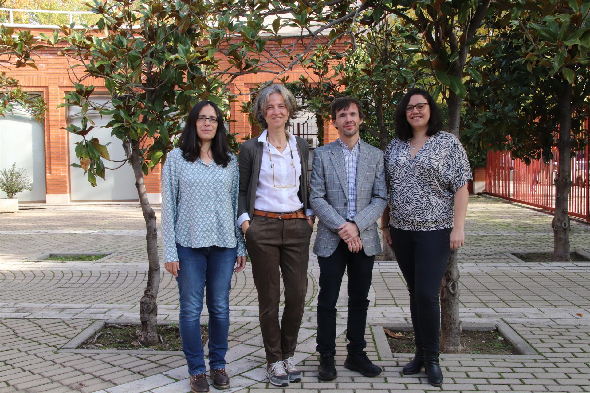 Elena Cid y Liset Menéndez de la Prida (Instituto Cajal CSIC), Manuel Valiente y Mariam Al-Masmudi (CNIO). - PILAR QUIJADA. CSIC