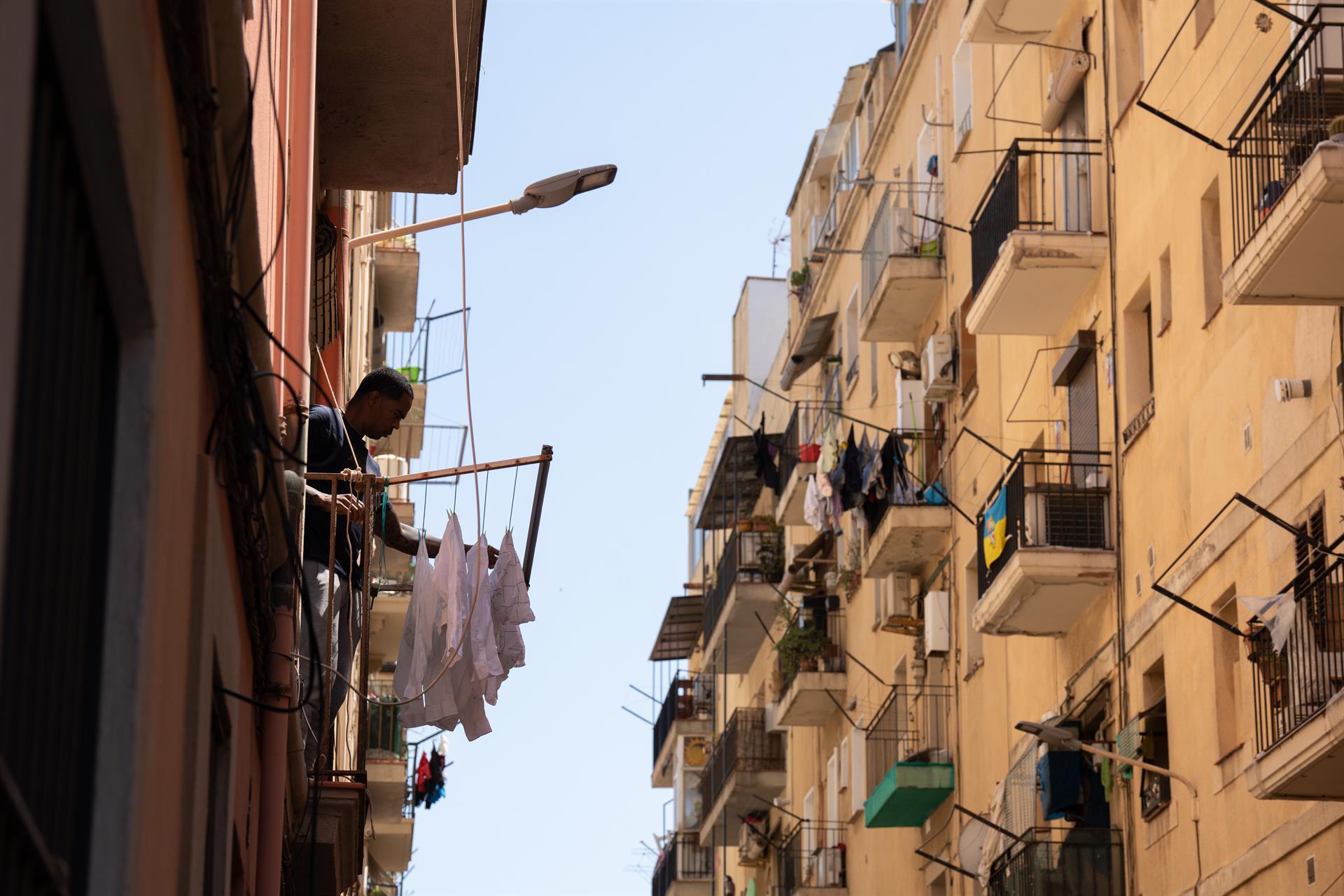 n hombre tendiendo en su casa, en Barcelona, Cataluña (España). - David Zorrakino - Europa Press - Archivo