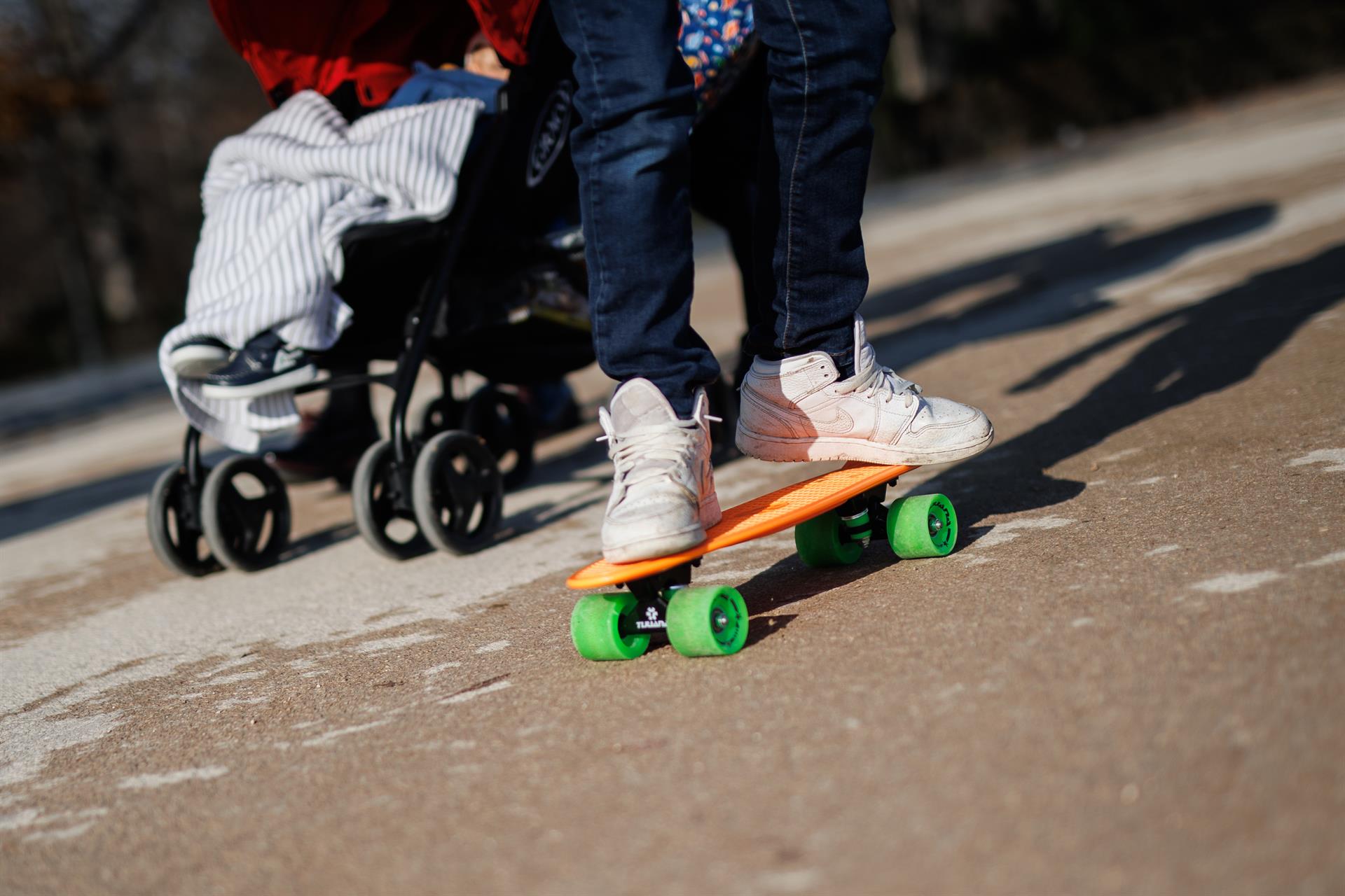 Un niño con un patinete   Alejandro Martínez Vélez   Europa Press   Archivo