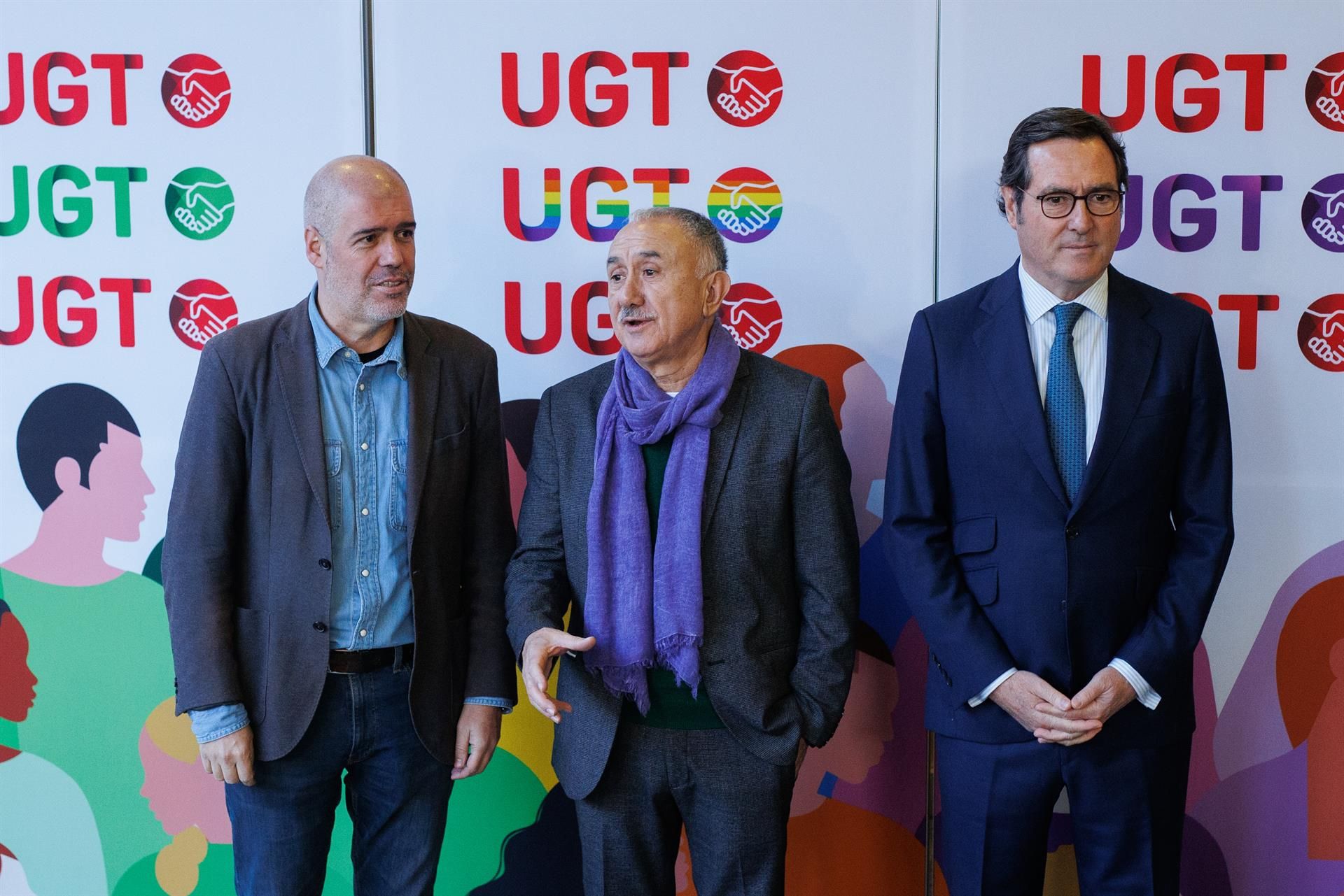 El secretario general de CCOO, Unai Sordo; el secretario General de UGT, Pepe Álvarez; y el presidente de la CEOE, Antonio Garamendi. - Alejandro Martínez Vélez - Europa Press - Archivo