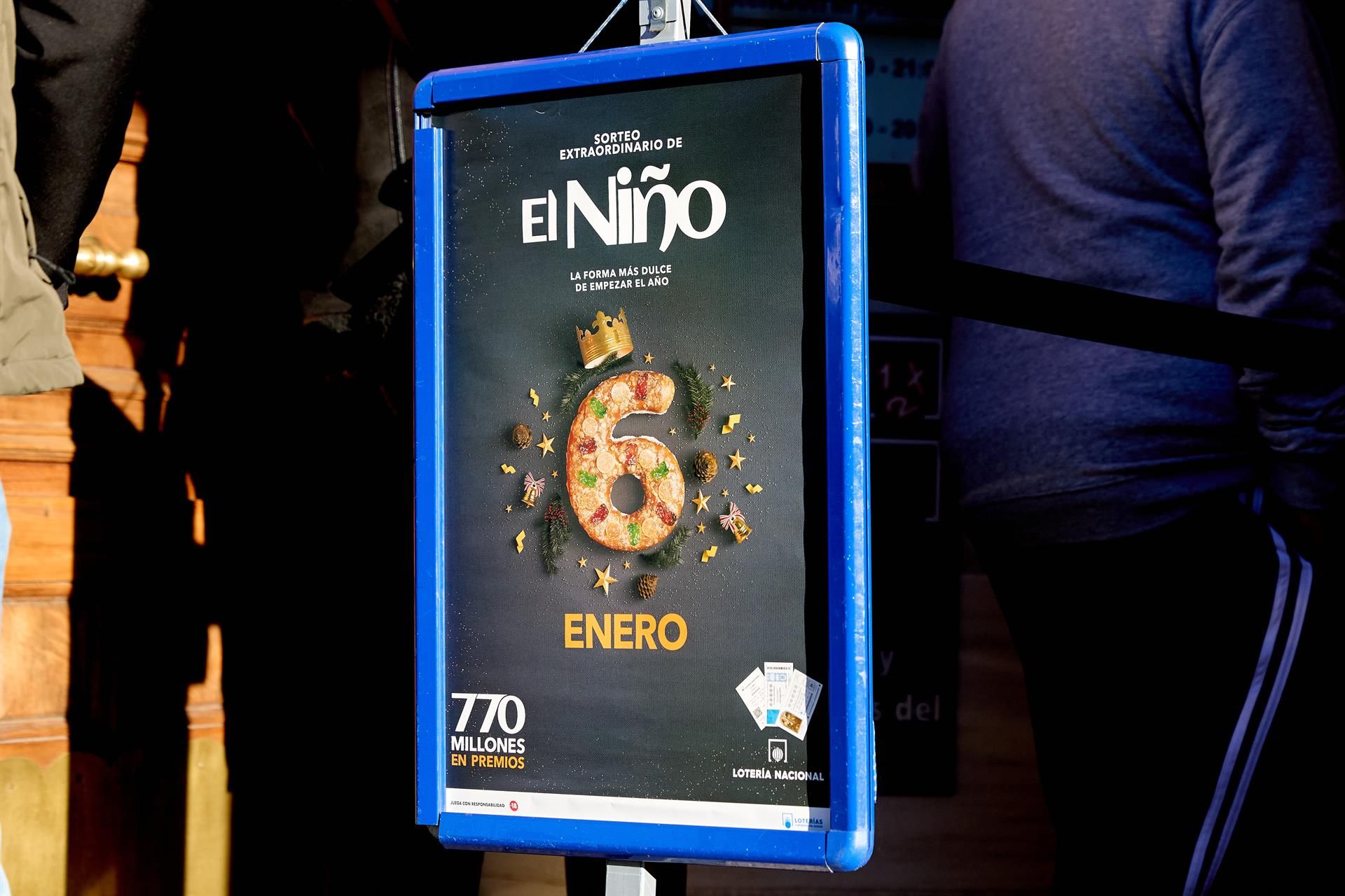 Un cartel en una administración de lotería anuncia la venta de décimos de cara al Sorteo de El Niño, a 26 de diciembre de 2024, en Madrid (España). Tras la celebración del Sorteo de Navidad, ha comenzado la compra de décimos para el Sorteo de El Niño en l - Jesús Hellín - Europa Press