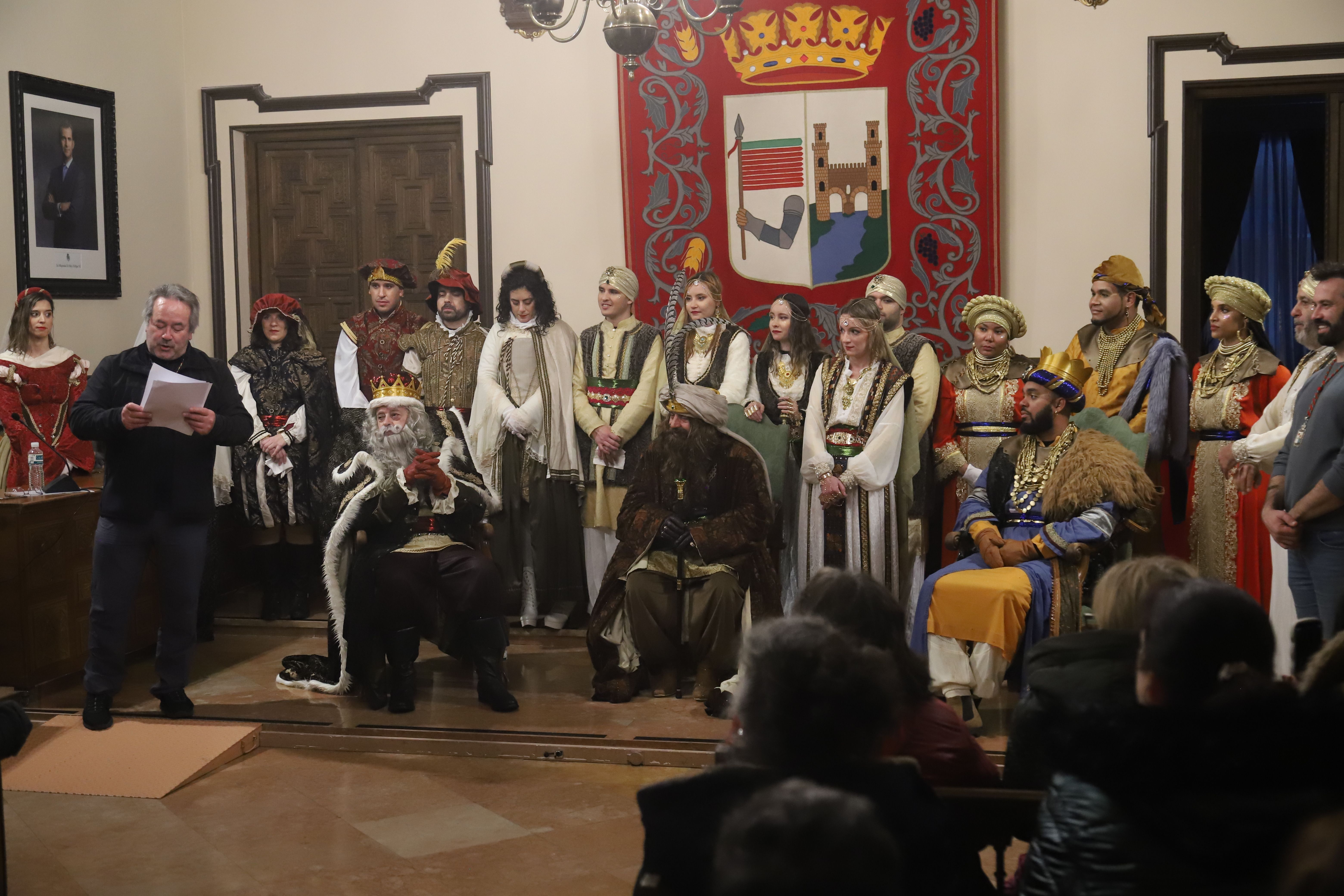 Los Reyes Magos se cobijan en el Ayuntamiento frente a una lluvia que no pudo con la ilusión 