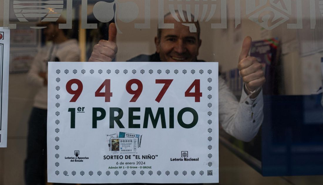 Agraciados con el ‘Primer Premio’ del Sorteo Extraordinario de El Niño 2024 correspondiente al número 94974 celebra su suerte en la administración, a 6 de enero de 2024, en O Grove, Pontevedra, Galicia (España). El Sorteo de la Lotería del Niño - Elena Fernández - Europa Press - Archivo