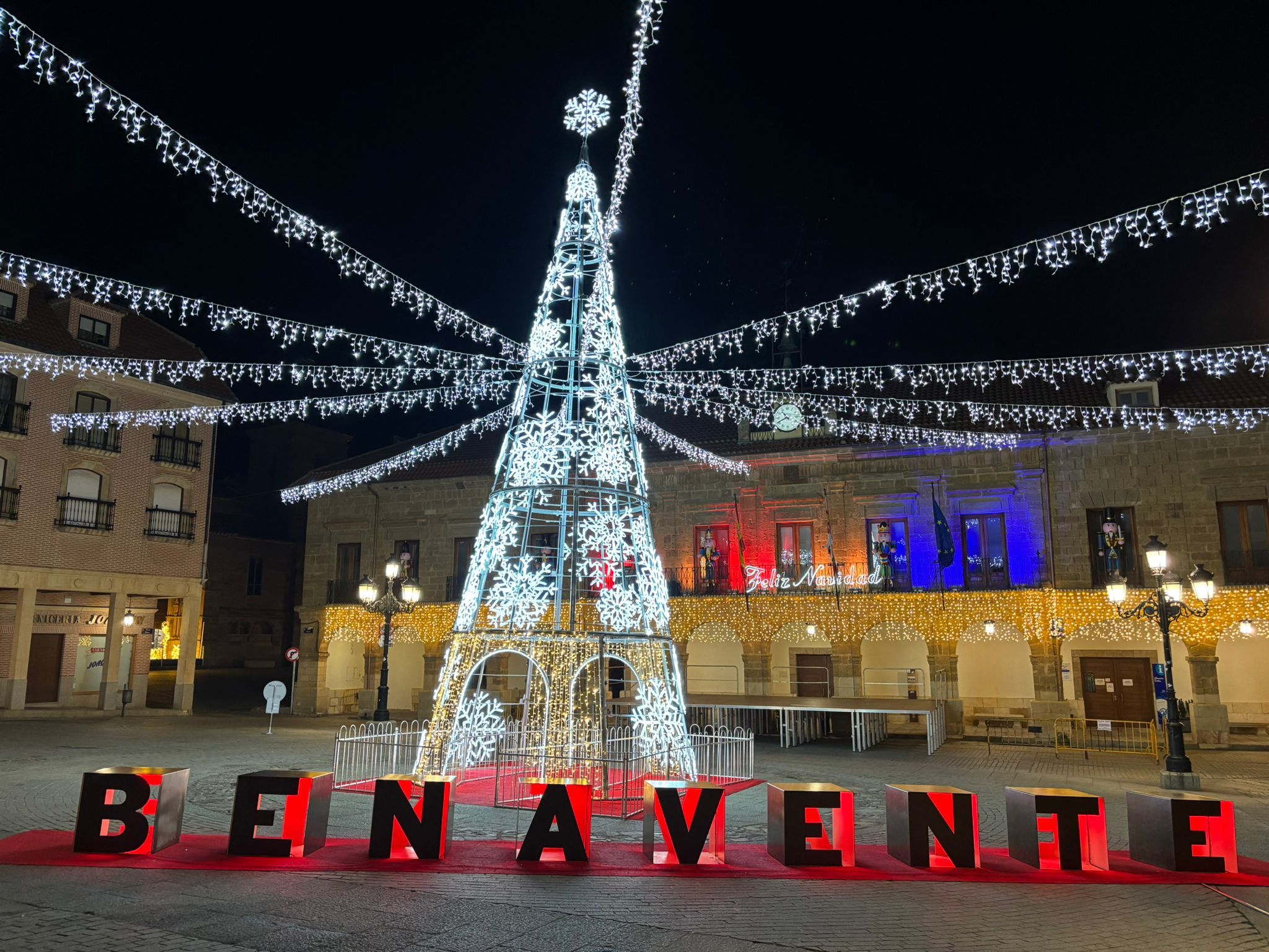 Plaza Mayor de Benavente, letras e iluminación navideña.