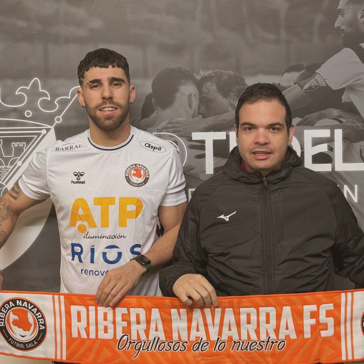 Malaguti posa con la segunda camiseta del el Tudelano Ribera Navarra en su presentación. Foto: ATP Iluminación Tudelano Ribera Navarra FS