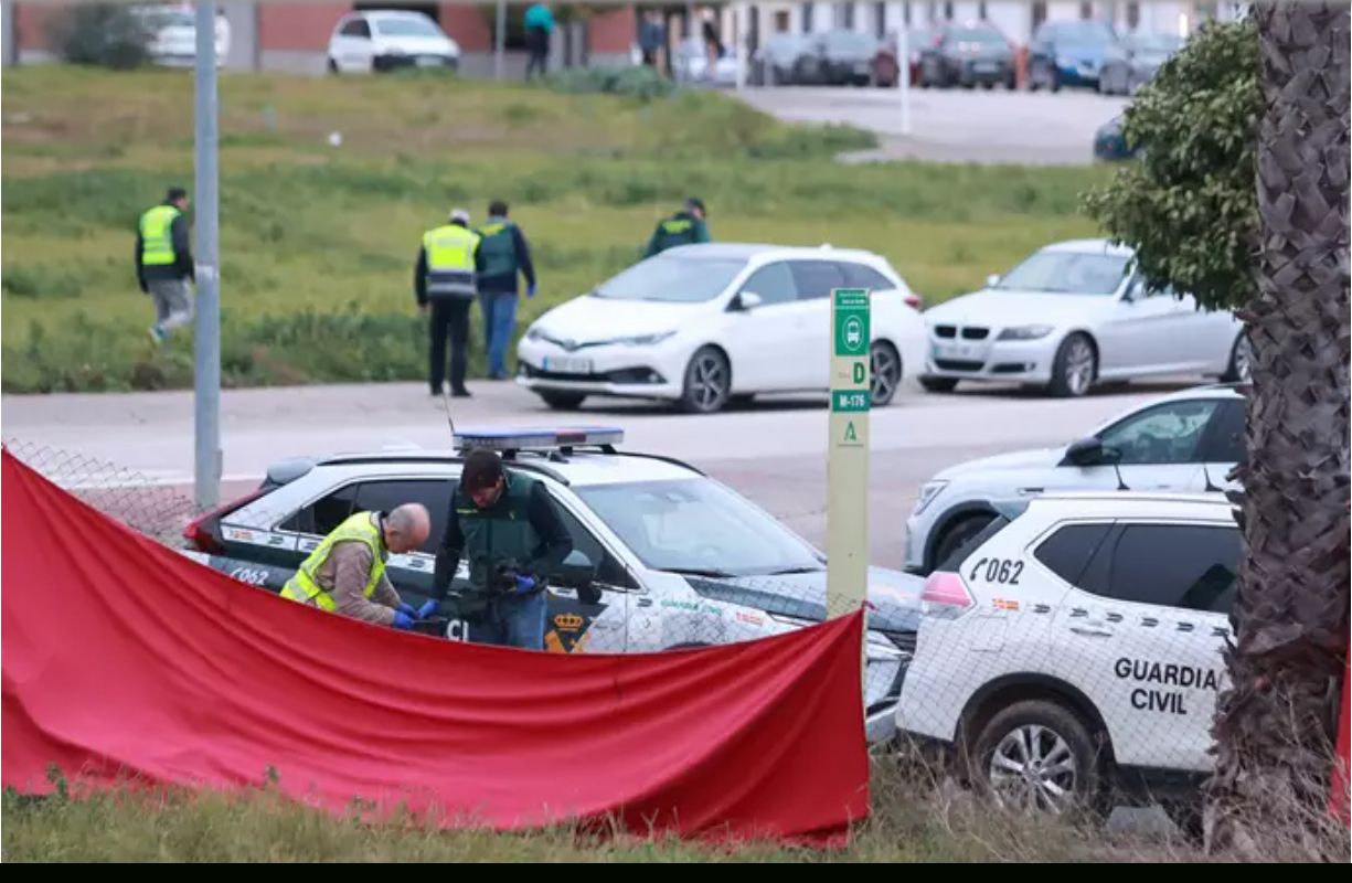 Muere un menor de 17 años apuñalado a la salida del instituto. Imagen de la escena del crimen en Gerena. ROCÍO RUZ. SEVILLA