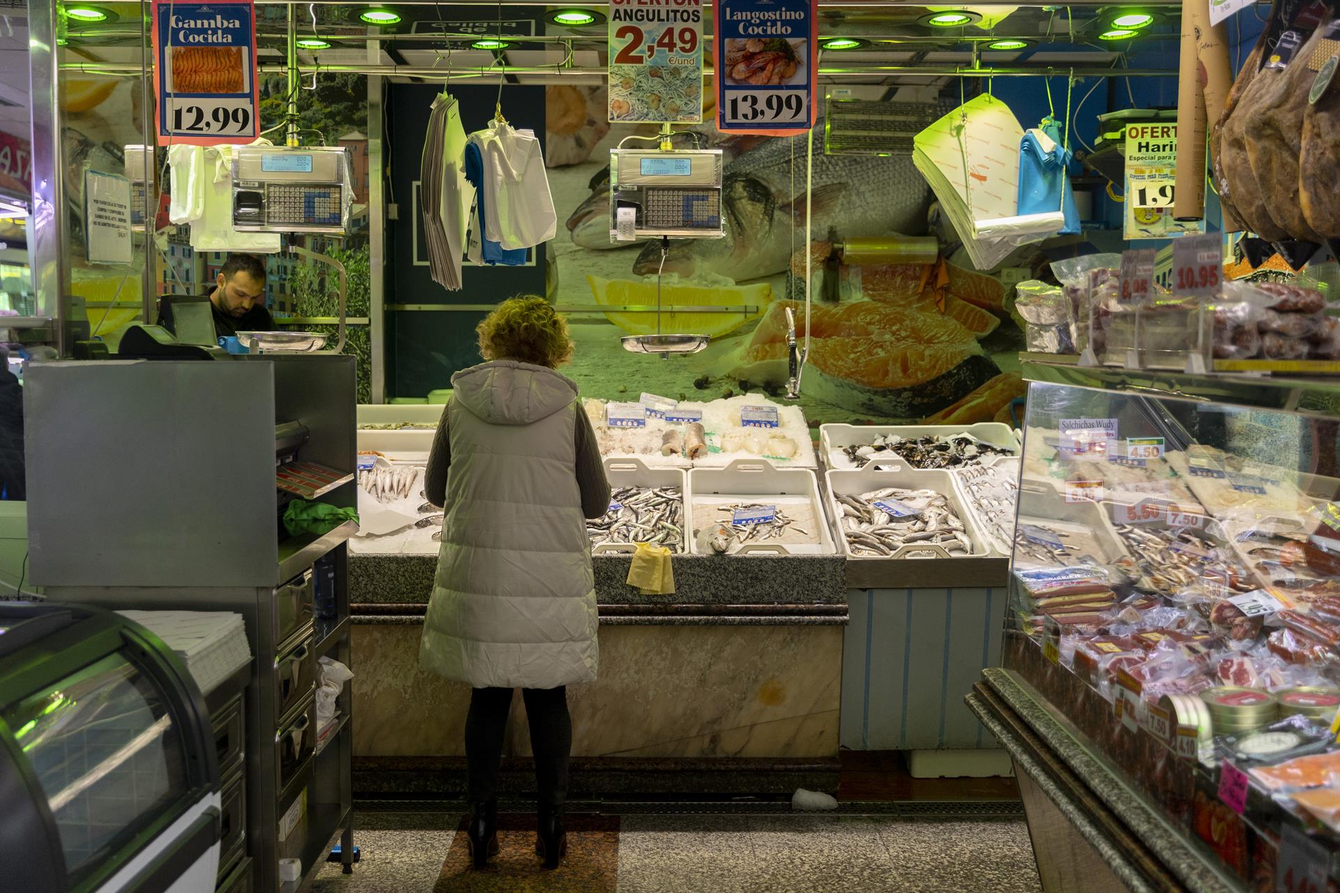 Una mujer compra en una pescadería en un mercado en Madrid (España).   Eduardo Parra   Europa Press   Archivo