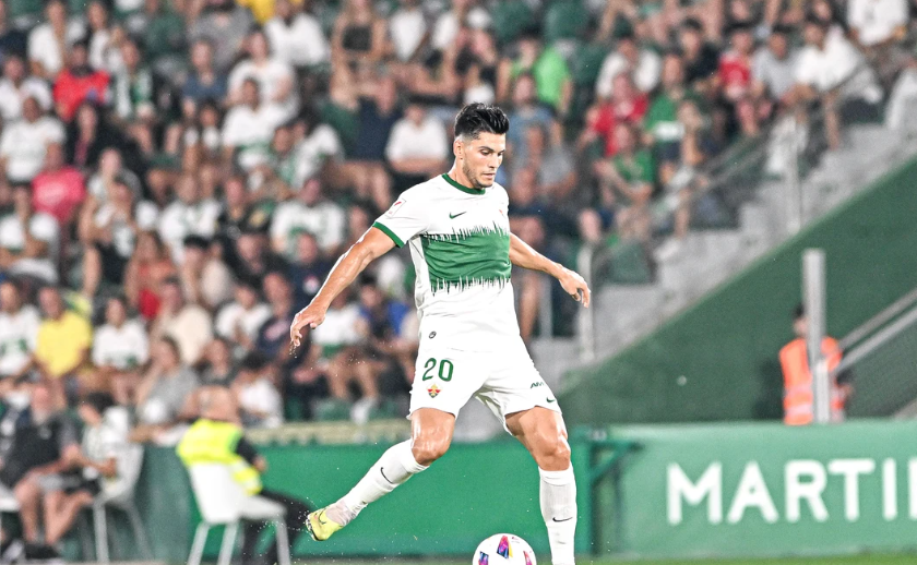 Cristian Salvador, en su debut como titular como jugador del Elche CF. | Sonia Arcos / Elche CF