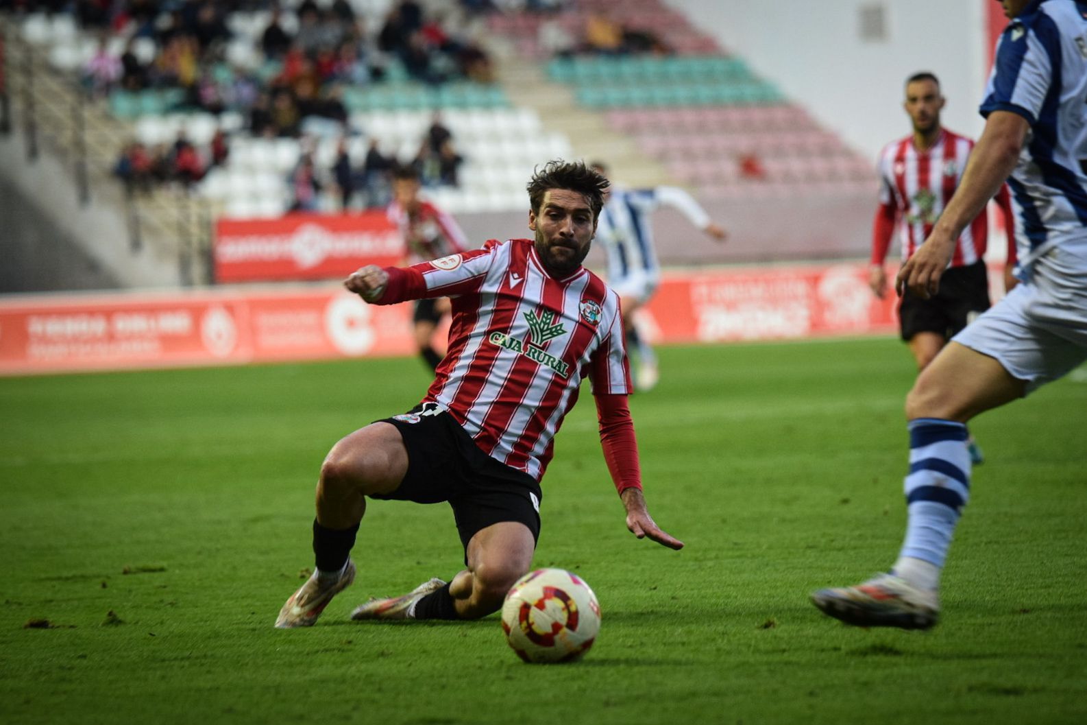 Adrián Mancebo en una disputa de balón en el partido contra la Real Sociedad B esta temporada. Zamora CF.