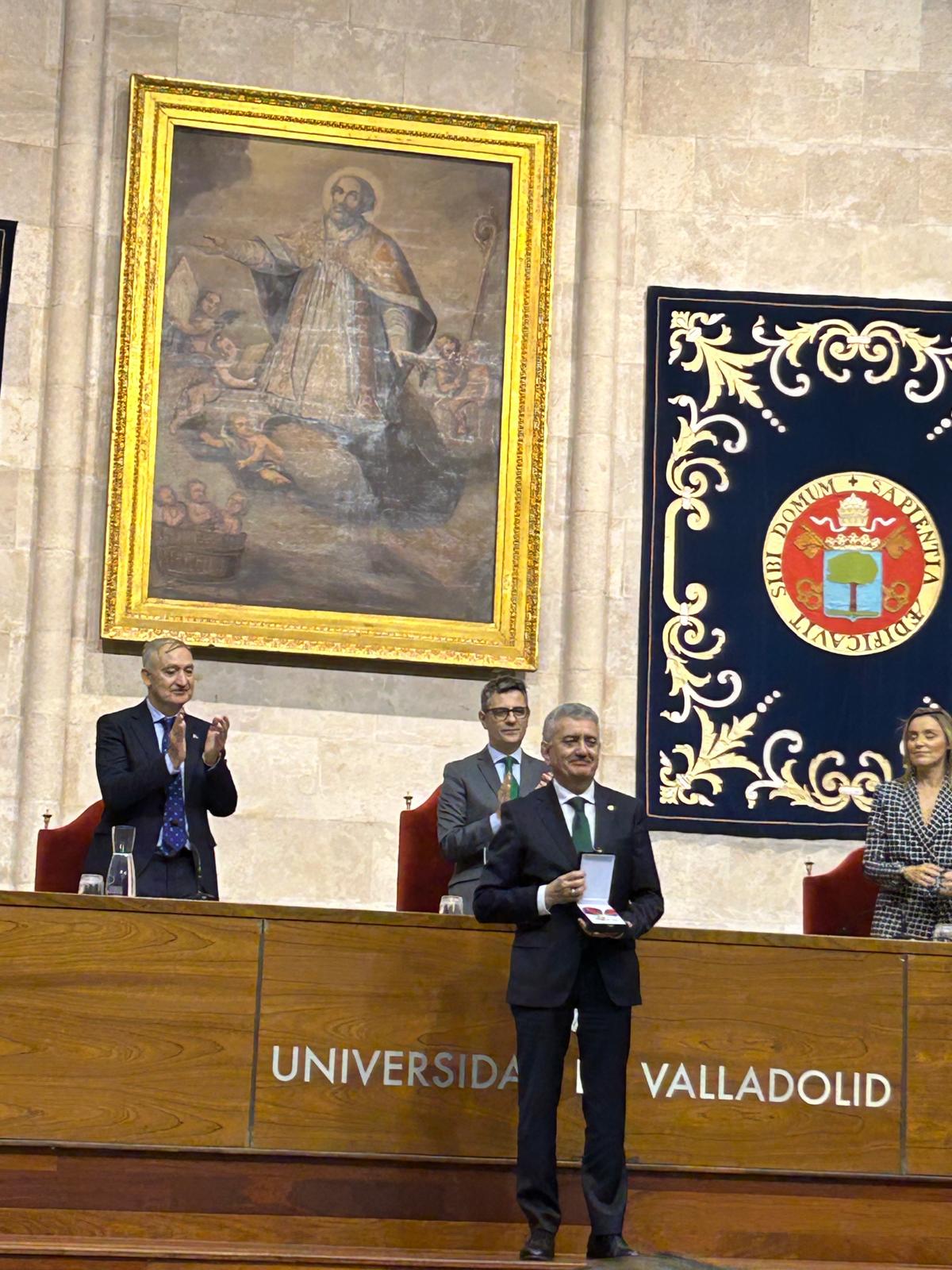 Isaac Macías, distinguido por su destacada trayectoria en el ámbito jurídico con la Cruz de San Raimundo de Peñafort