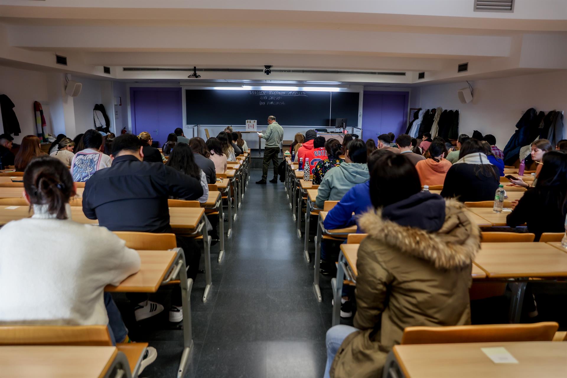 Imagen de archivo de un grupo de personas en las pruebas de Formación Sanitaria Especializada convocada por el Ministerio   Ricardo Rubio. Europa Press. Archivo