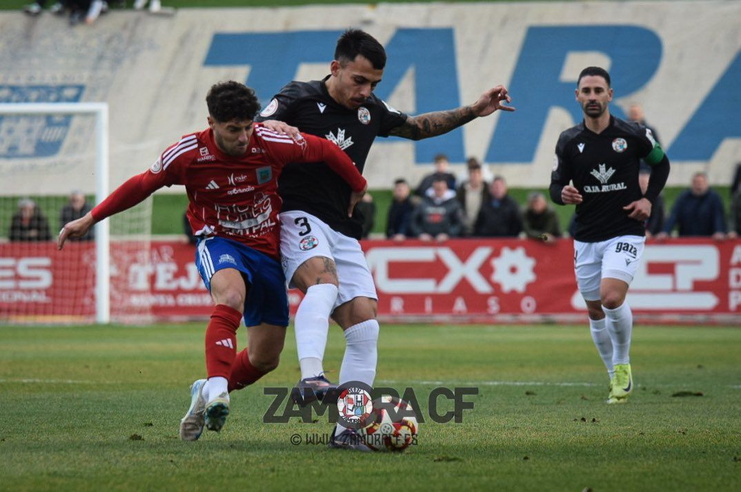 Sergio Nieto protege el balón 