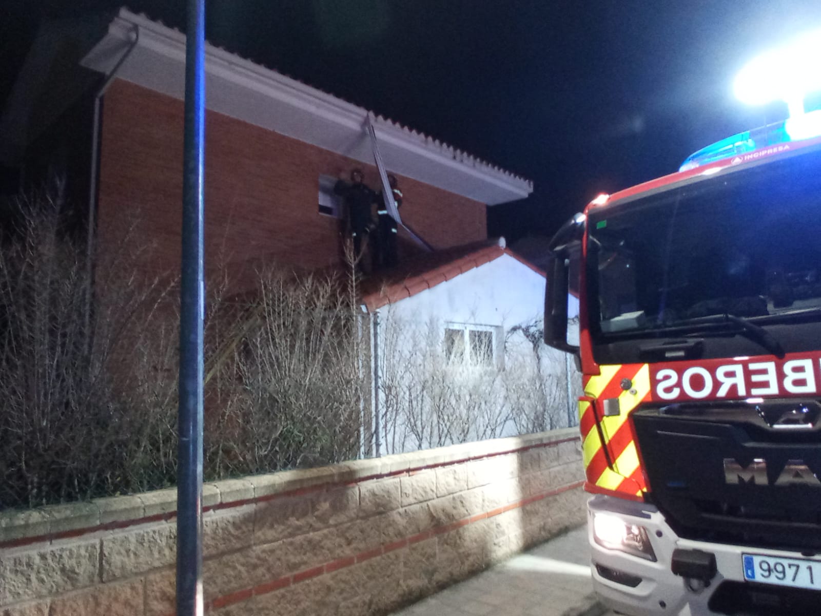 Bomberos actuando durante el temporal