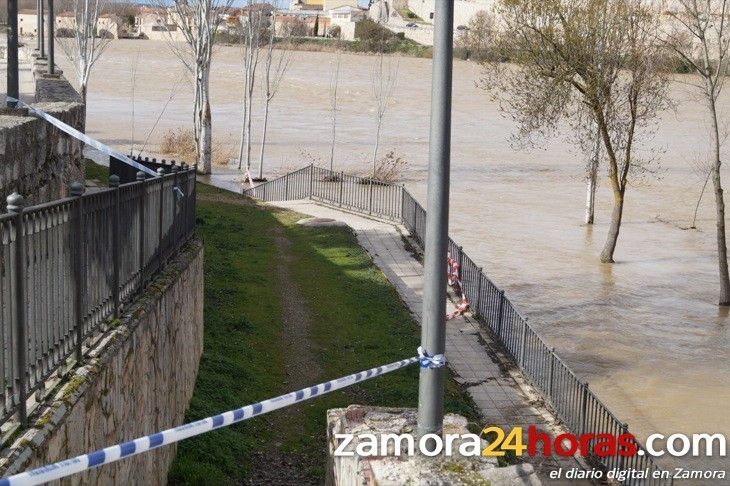  La Policía Municipal corta los paseos de las riberas ante la crecida del Río Duero en la capital 