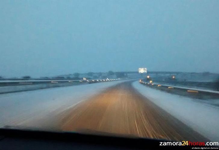  Una quincena de carreteras de la provincia, condicionadas por la nieve 