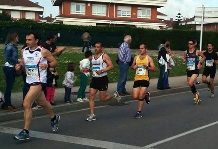  Avelino Manzano, del Correcaminos Duero, realiza un buen papel en el Medio Maratón de Gijón 