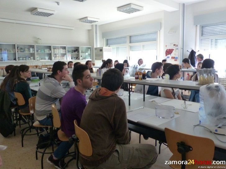  Un centenar de estudiantes de cuarto de la ESO acuden este mes a clases de refuerzo 