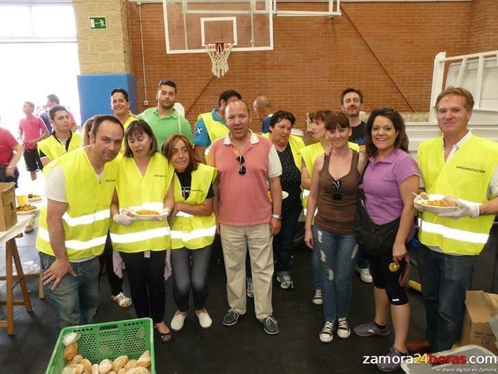  Patatas con carne y fuegos artificiales para despedir a los forasteros en Morales del Vino 