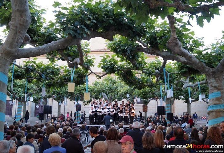  El grupo vocal e instrumental Alollano ameniza la Feria del Libro 