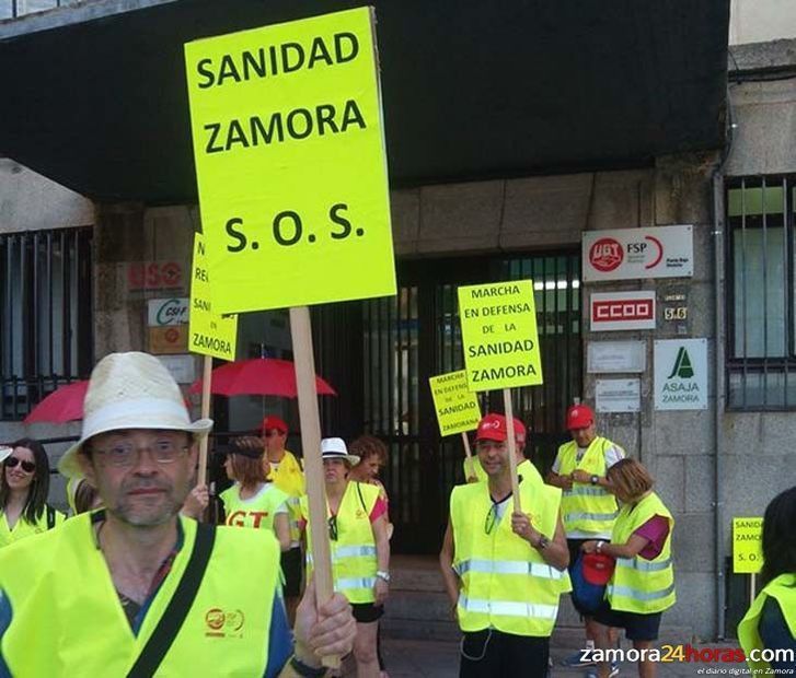  Cerca de veinte personas salieron hoy a pie desde Zamora con destino a Valladolid para exigir la apertura de camas en el Complejo Asistencial 