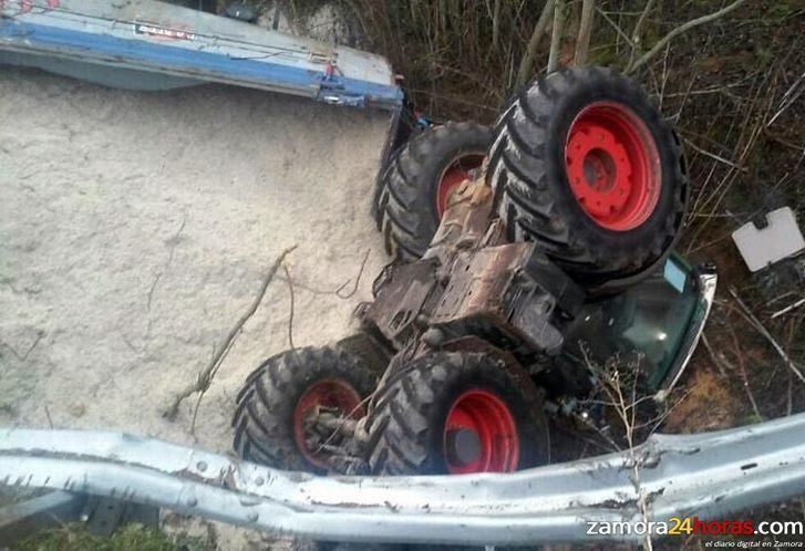  El conductor de un tractor, ileso tras volcar con la carga que transportaba en Toro 