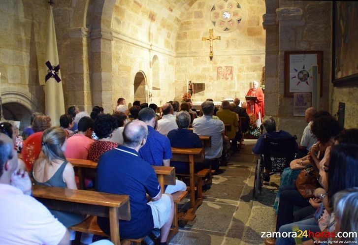  Los fieles responden en la fiesta de exaltación de la Cruz de la Hermandad del Espíritu Santo 