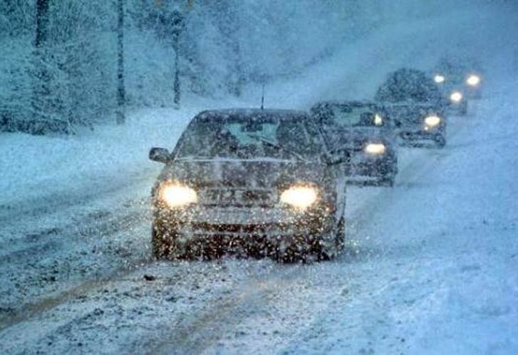 Coches circulan con nieve por la carretera