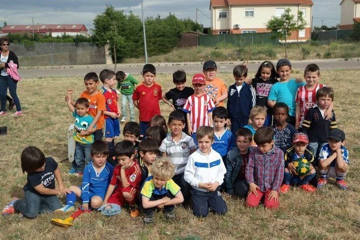  La Escuela de Fútbol del Morales planta su 'mayete' y se prepara para la Carrera Popular del Cristo 