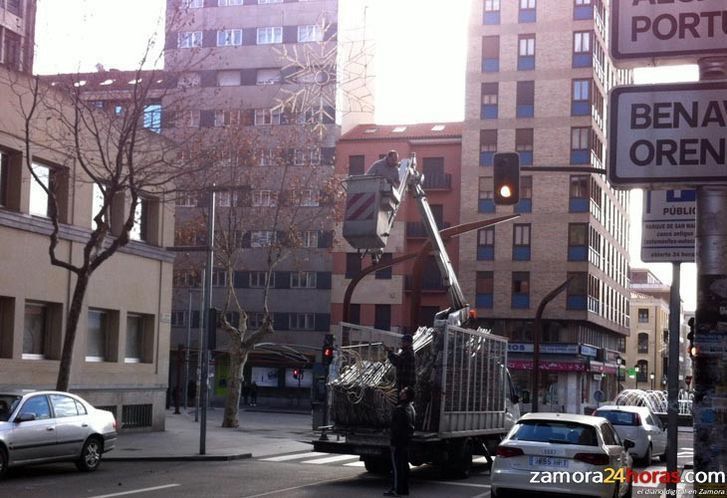  Comienza a retirarse la iluminación navideña de las calles 