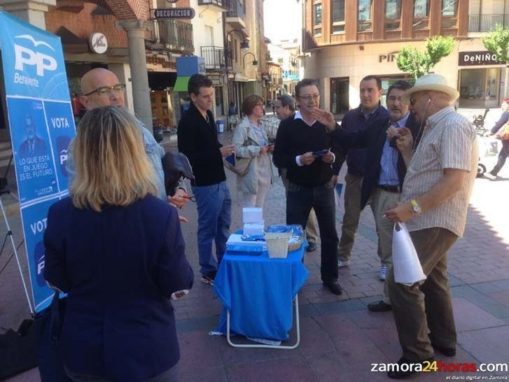  El PP de Benavente pide el voto en la plaza de Santa María, en Benavente 