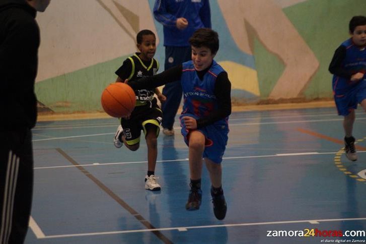  Baloncesto y alimentos para San José Obrero en la víspera de Reyes 