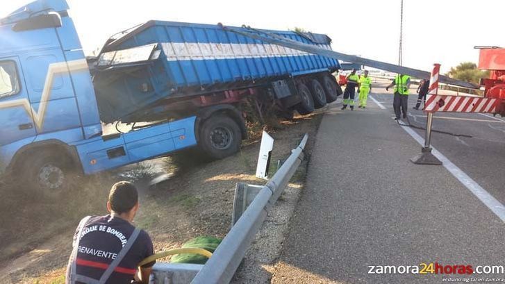  Un camión cargado con fertilizantes vuelca en la A-6, sin heridos 