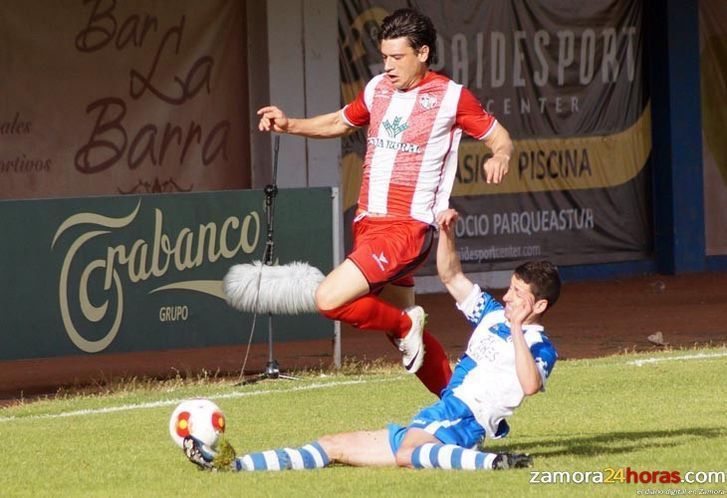  Los jugadores del Zamora, tristes por la estrepitosa goleada encajada 