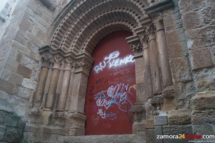  Las imágenes evidencian la gran cantidad de pintadas que decora el centro 